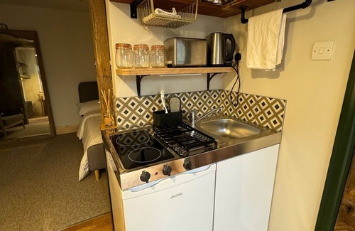 Southwick Apartment | Welcoming studio with WiFi in vibrant Brighton and Hove