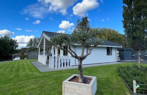Puurs-Sint-Amands Ski Chalet | Welkom bij Mario, Een charmante Chalet gelegen aan een vijver in bosrijke omgeving waar je tot rust kan komen.