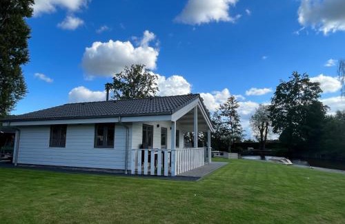 Puurs-Sint-Amands Ski Chalet | Welkom bij Mario, Een charmante Chalet gelegen aan een vijver in bosrijke omgeving waar je tot rust kan komen.