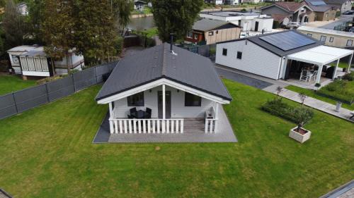 Puurs-Sint-Amands Ski Chalet | Welkom bij Mario, Een charmante Chalet gelegen aan een vijver in bosrijke omgeving waar je tot rust kan komen.