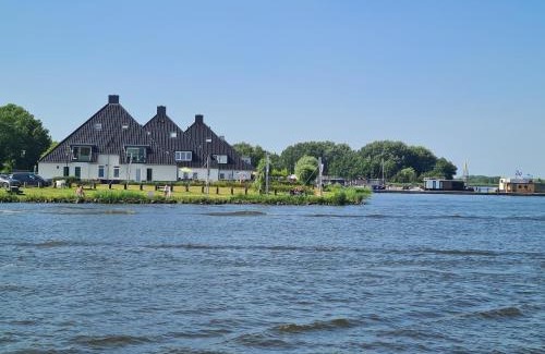 Offingawier Apartment | Welkom in mijn Studio bij het Snekermeer !