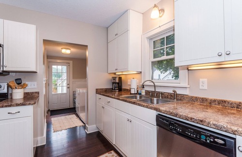 Kutzky Park House | Well-Appointed Home! Walk to St Marys Hospital