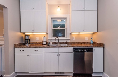 Kutzky Park House | Well-Appointed Home! Walk to St Marys Hospital