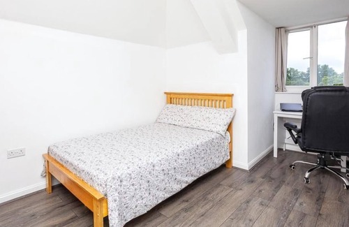 Ifield Apartment | Well Connected Refurbished Apartment