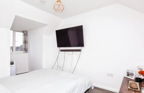 Ifield Apartment | Well Connected Refurbished Apartment
