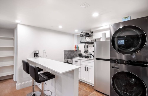 Whittier House | Well equipped 1-bedroom basement apartment/private entrance, AC, WiFi Denver
