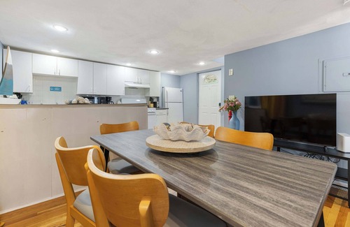 East Cambridge Apartment | Well Located 3 Bed w/Free Parking in Kendall Sq