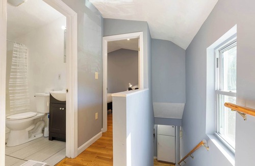 East Cambridge Apartment | Well Located 3 Bed w/Free Parking in Kendall Sq