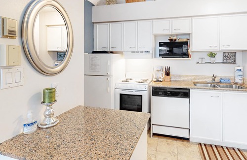 Craigleith House | Well-positioned condo w/shared pool & steps to lift, dogs OK