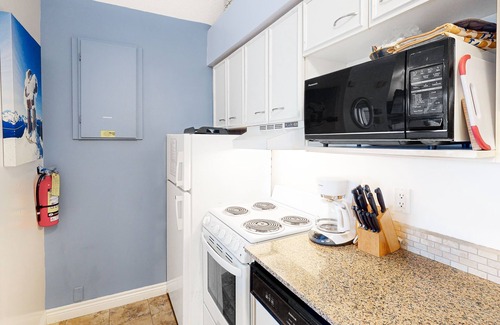Craigleith House | Well-positioned condo w/shared pool & steps to lift, dogs OK