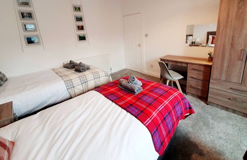 Bellshill Apartment | Well presented flat with 3 beds and a sofa bed, right by Bellshill station with great on-street p...