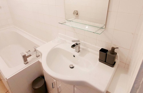 Bellshill Apartment | Well presented flat with 3 beds and a sofa bed, right by Bellshill station with great on-street p...
