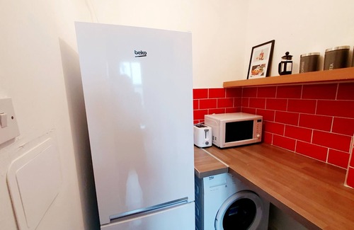 Bellshill Apartment | Well presented flat with 3 beds and a sofa bed, right by Bellshill station with great on-street p...