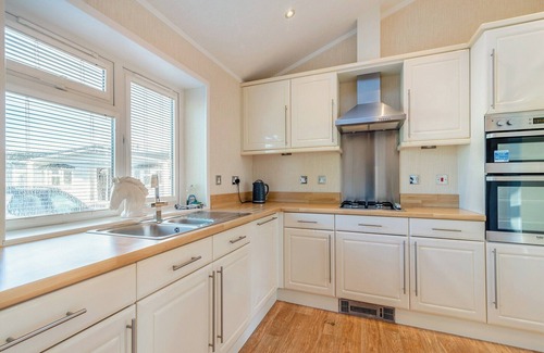 Hutton Rudby Ski Chalet | Well presented luxury lodge with two doubles, one with en suite shower.