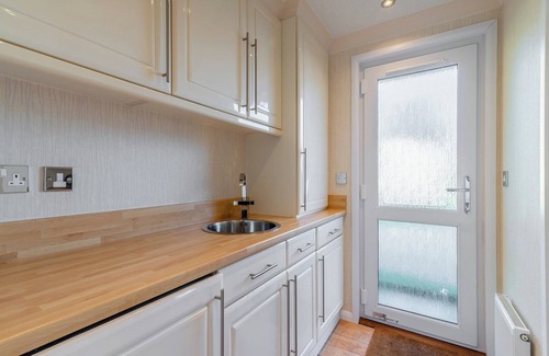 Hutton Rudby Ski Chalet | Well presented luxury lodge with two doubles, one with en suite shower.