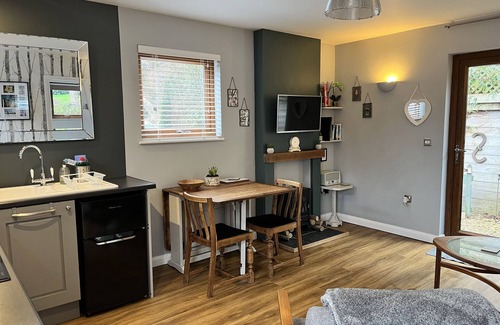 Charlton Kings Cottage | WELLINGHILL LODGE, pet friendly, with a garden in Cheltenham