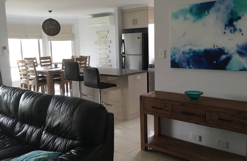Seymour House | Wellington Marina Holiday House - Absolute Waterfront with Private Jetty