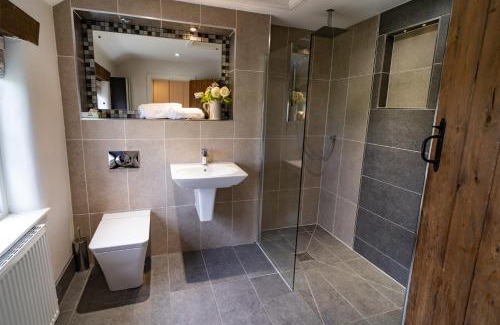 Overton-on-dee House | Welsh Cottage with Hot Tub - Jubilee House