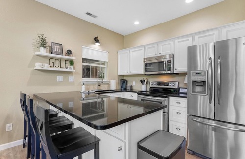 Camdenton House | We’re #1 - Tee Box! Charming Cottage nestled in the heart of Old Kinderhook!