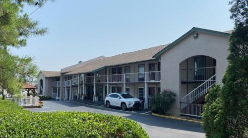 National Hills Hotel | West Bank Inn