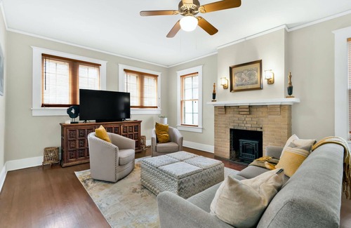 West Campus House | West Campus Duo – 2 Private Homes Close to UT! Pet Friendly, Walk to Dining