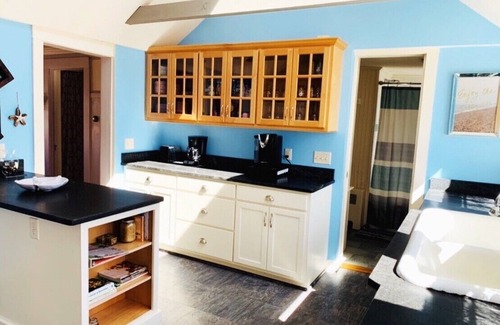 West Dennis House | West Dennis Central - 5 bed, 3 bath, 2 kitchen huge yard!nTwo hot tubs!