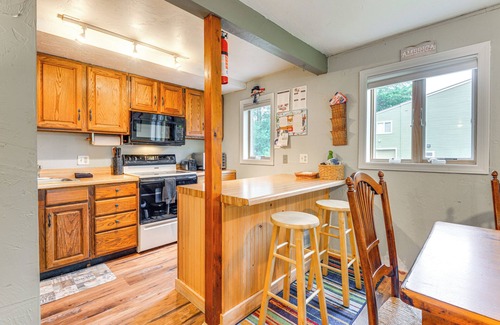 West Dover House | West Dover Townhome: Hot Tub, 2 Mi to Mount Snow!