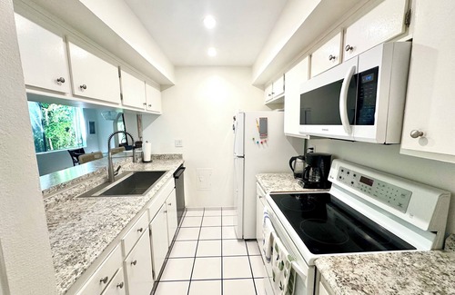 West Hollywood Condo | West Hollywood Quiet condo with many amenities, 2 blocks from St. Monica Blvd