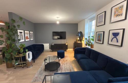 Ealing Apartment | West London Luxury Oasis, Ealing Broadway - Best location!