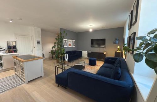 Ealing Apartment | West London Luxury Oasis, Ealing Broadway - Best location!