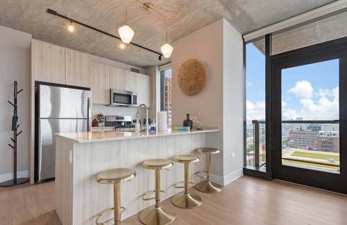 West Loop Apartment | West Loop Duo: 2 Stylish 2BRs, Walk to Dining
