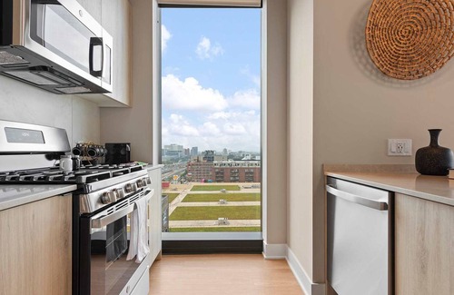 West Loop Apartment | West Loop Duo: 2 Stylish 2BRs, Walk to Dining