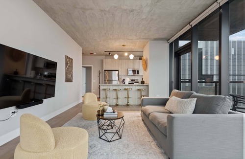 West Loop Apartment | West Loop Duo: 2 Stylish 2BRs, Walk to Dining