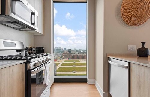 West Loop Apartment | West Loop Group Hub: 3 Modern 2BR apartments