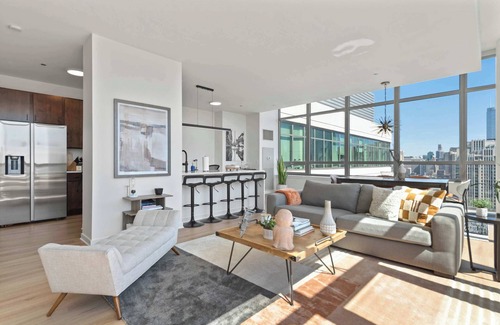 Downtown Chicago Apartment | West Loop Group Retreat: 2 Penthouses, Balconies