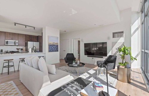 Downtown Chicago Apartment | West Loop PH: Unmatched Views & Private Deck