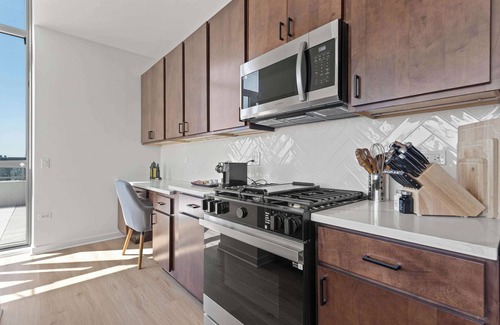 Downtown Chicago Apartment | West Loop PH: Unmatched Views & Private Deck