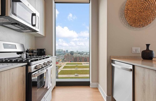 West Loop Apartment | West Loop Retreat: High-End, Walk to Everything