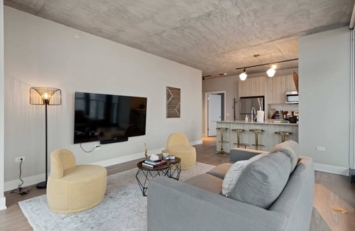 West Loop Apartment | West Loop Retreat: High-End, Walk to Everything