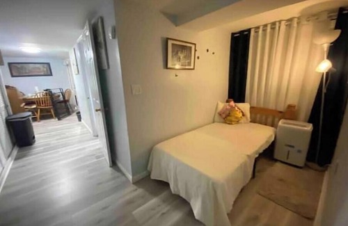 West New York Apartment | West NewYork NJ, Cozy 2bed apt/backyard 2stay