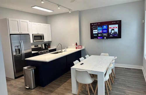 Heart of Chicago Condo | West Pilsen Hideaway