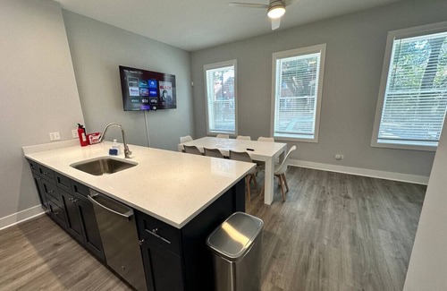 Heart of Chicago Condo | West Pilsen Hideaway