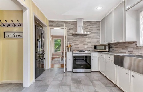 South Central Houston Apartment | West U Oasis: Walk to MedCenter, NRG, & More!