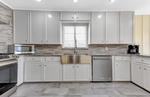 South Central Houston Apartment | West U Oasis: Walk to MedCenter, NRG, & More!