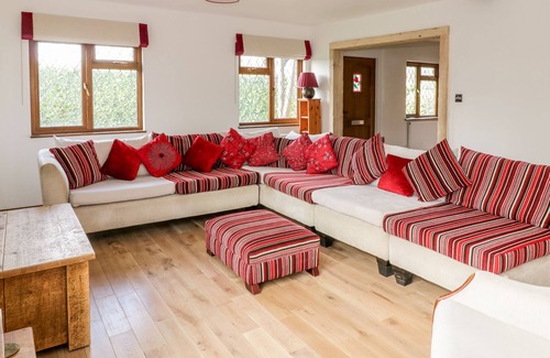 Horseheath Cottage | WEST VIEW COTTAGE, pet friendly in Linton, Cambridgeshire