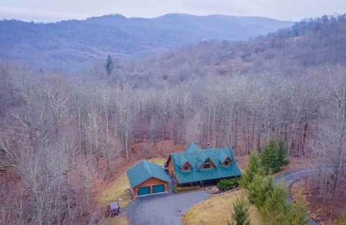 Mace Cabin | West Virginia Luxury Cabin, near Snowshoe, in Beautiful Sunset Mountain Village