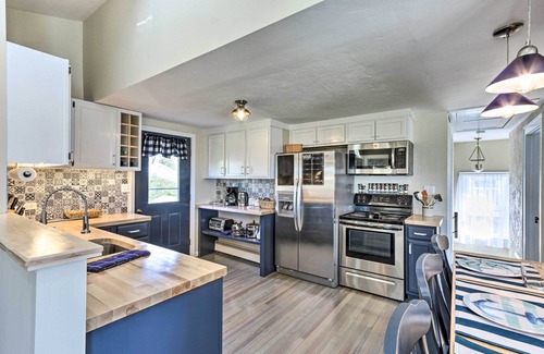 Westbrook Center House | Westbrook Home w/Ocean Views - Walk to Beach