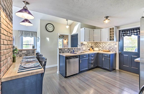 Westbrook Center House | Westbrook Home w/Ocean Views - Walk to Beach