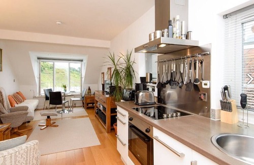 West Looe Apartment | Westcliff maisonette right by the sea