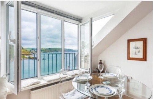 West Looe Apartment | Westcliff maisonette right by the sea